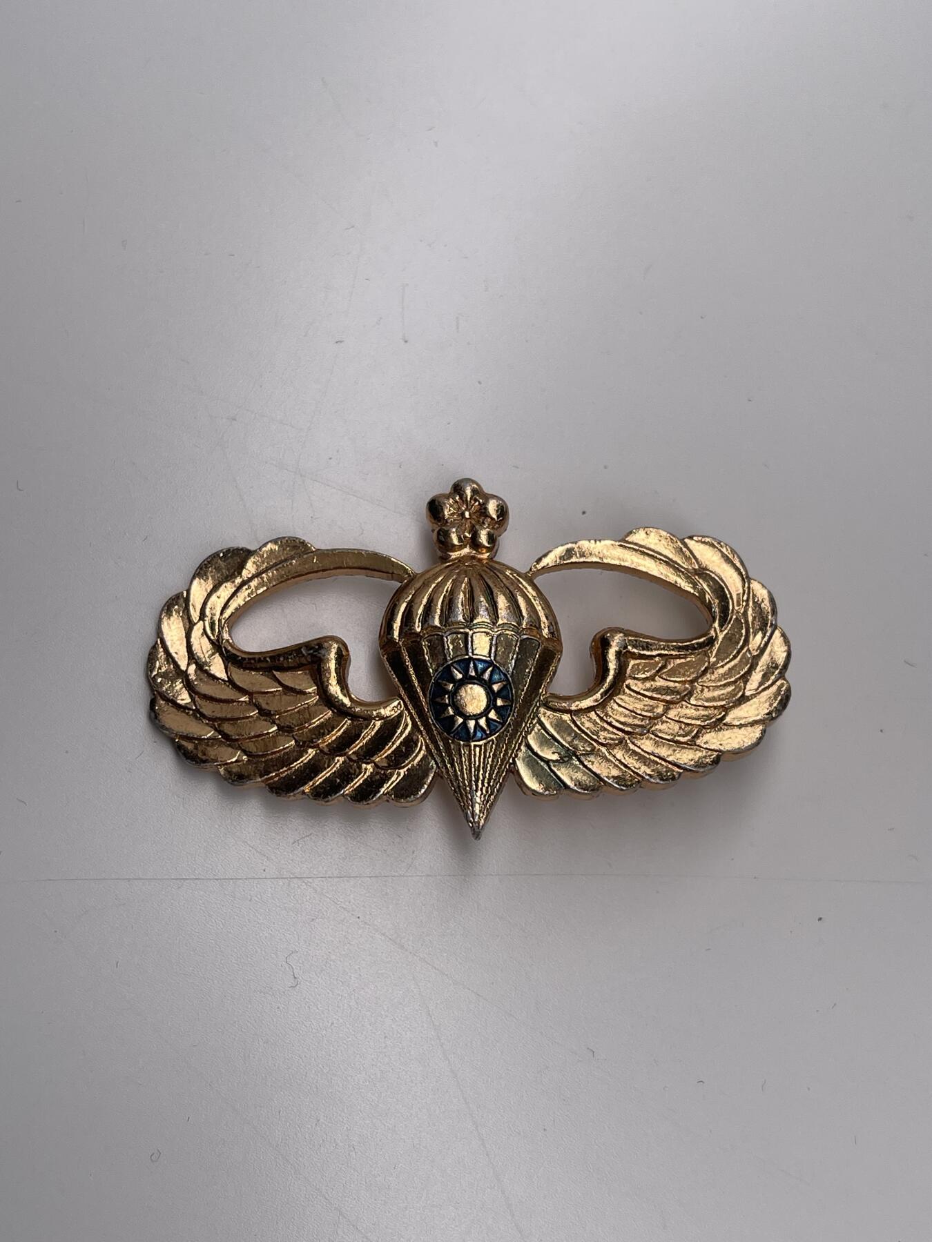 新时代收藏徽章红藏拍卖(第二十八场)  徽章纸品证书杂项 60年代早期到台国军铝制跳伞章