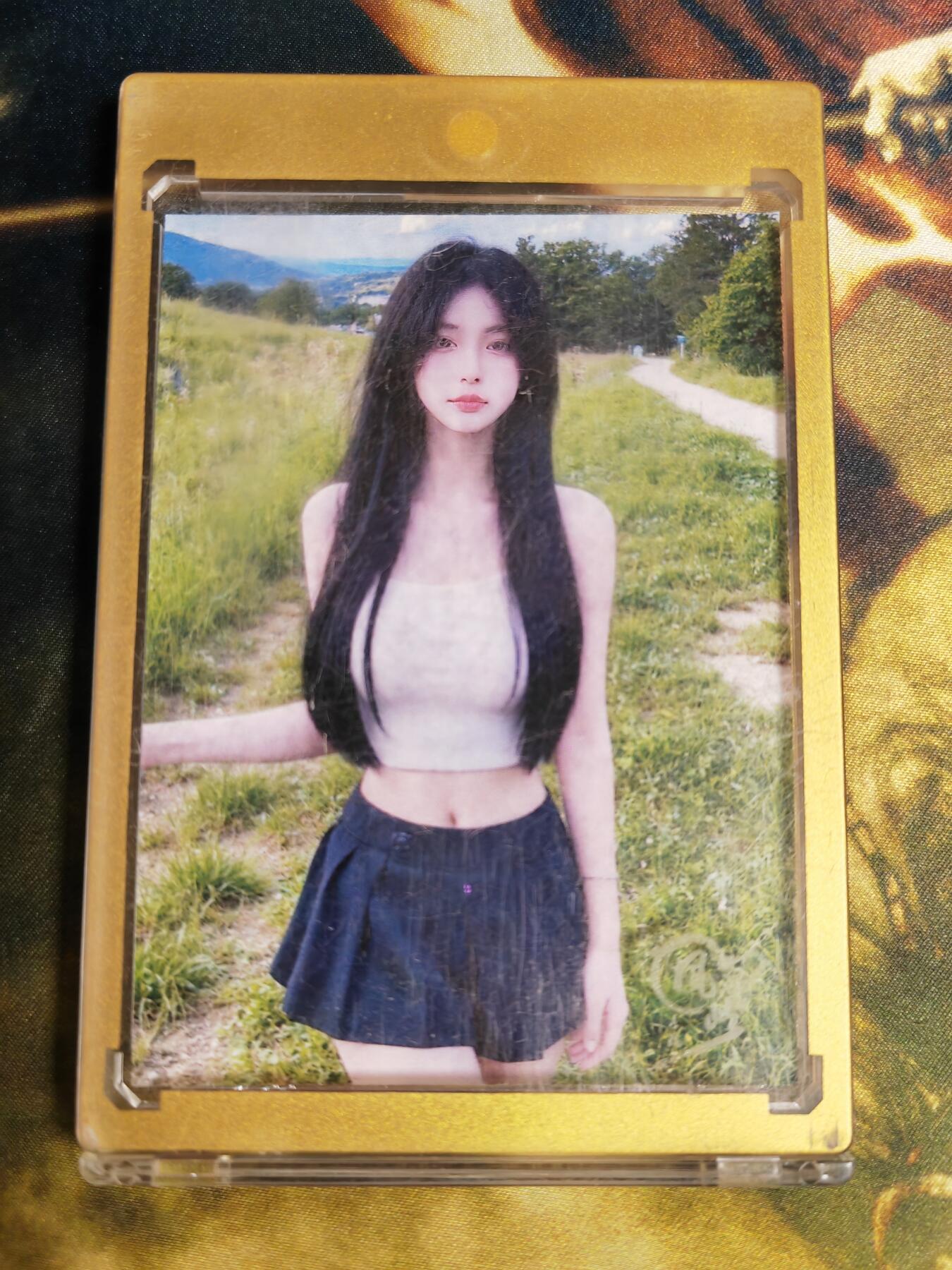 阳大大卡牌拍卖第82期（持续收拍品，周五晚上九点截拍，进群福利早知道） 美女户外采风卡1-5  带4个彩色卡砖