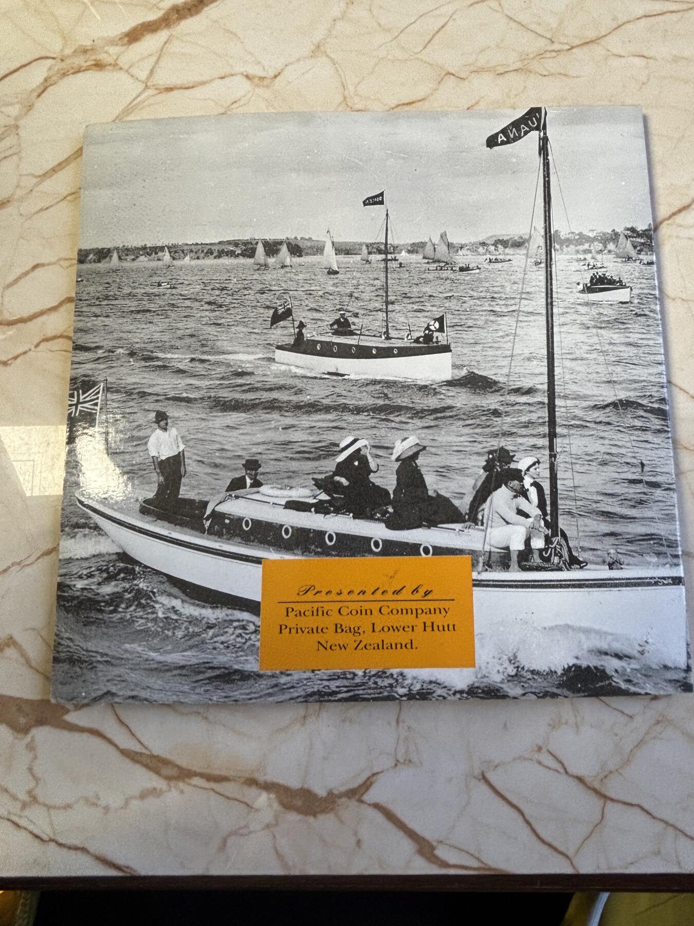 第181期拍卖 册装新西兰 1934-1983年 8枚精装套币 含2枚纪念银币，大银币含银925，重28.28克，1935年的含500银，5.65克，银价差不多340