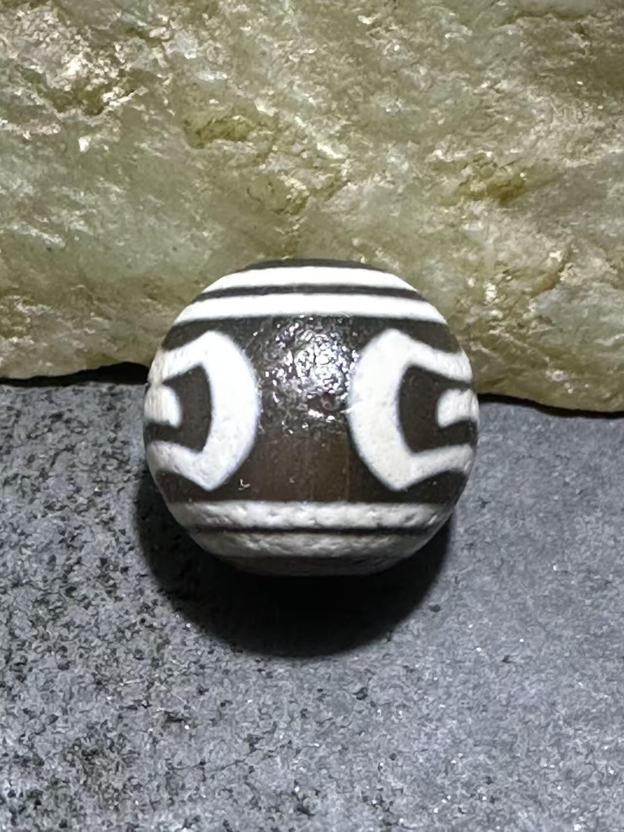 仅此一颗，精品藏传灰色大鹏天珠一颗，，