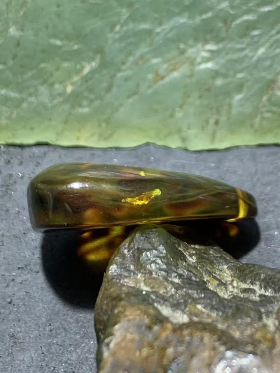 乌克兰蜜蜡随形通货吊坠一个，