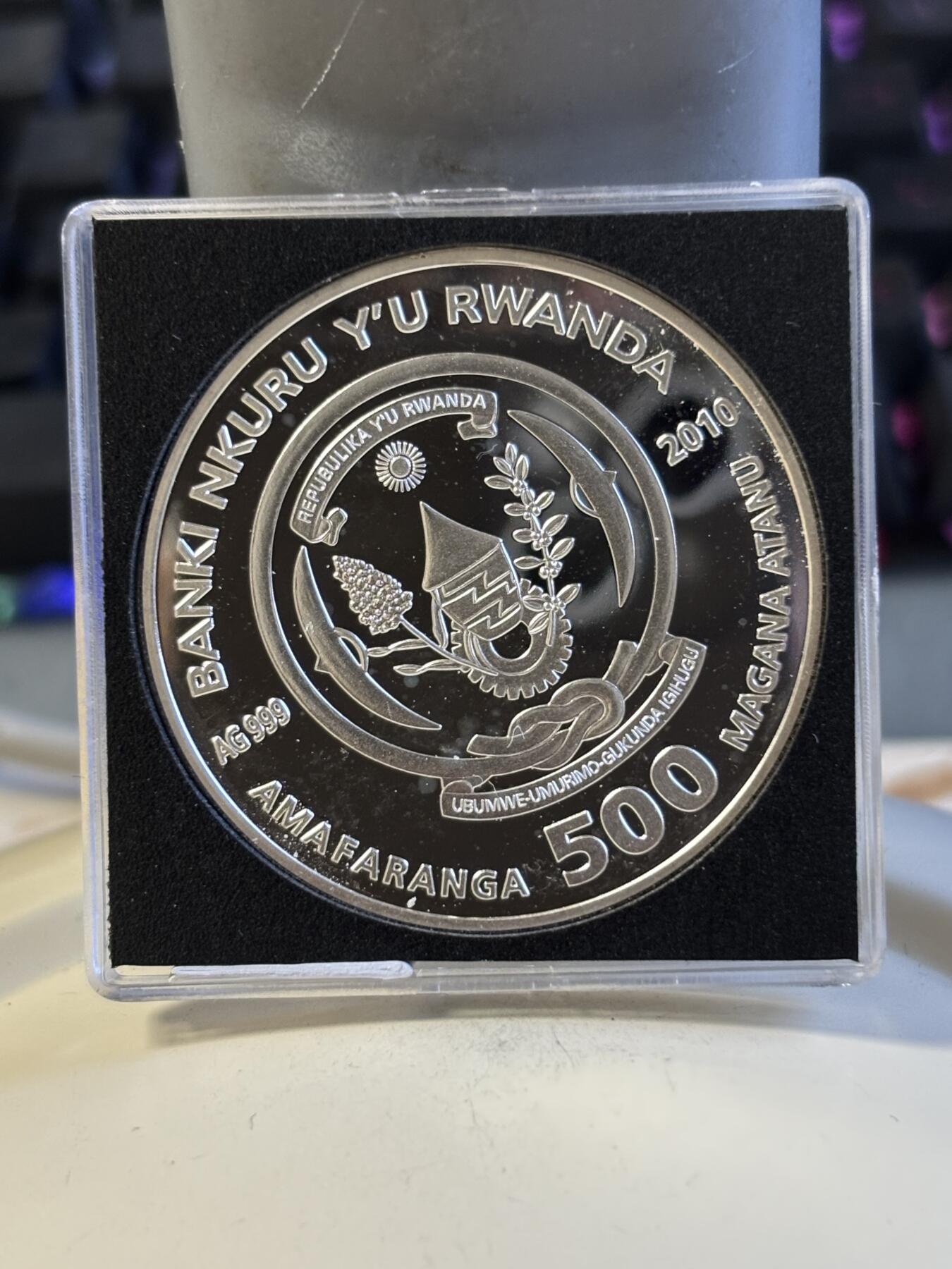 第181期拍卖 卢旺达2010年海底鱼类彩色纪念银币，20克，999银，有白斑