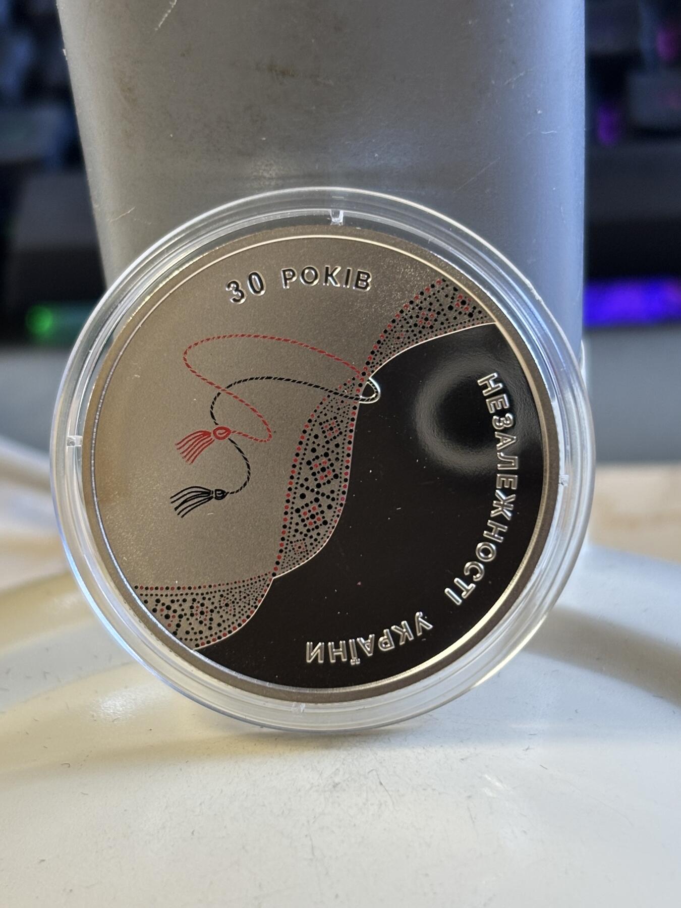 第181期拍卖 获奖卡装乌克兰2021年独立30周年彩色铜镍纪念币，获克劳斯2023年度最佳艺术币大奖