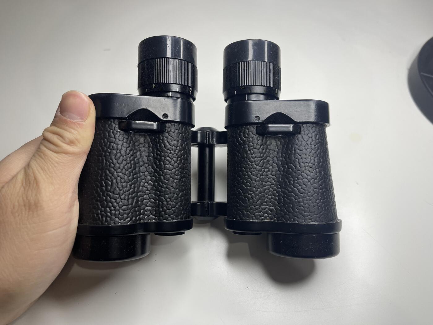 新时代收藏徽章红藏拍卖(第二十八场)  徽章纸品证书杂项 62式望远镜8x30 带一个6x30的盒子 光学效果良好 通透