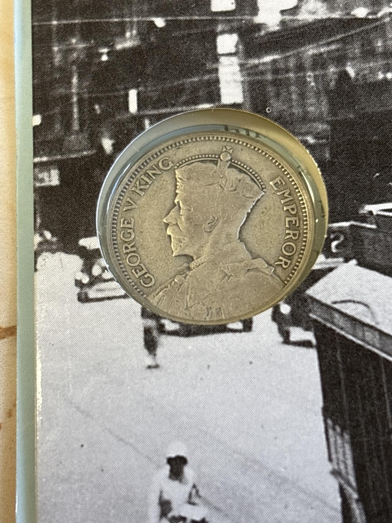 第181期拍卖 册装新西兰 1934-1983年 8枚精装套币 含2枚纪念银币，大银币含银925，重28.28克，1935年的含500银，5.65克，银价差不多340