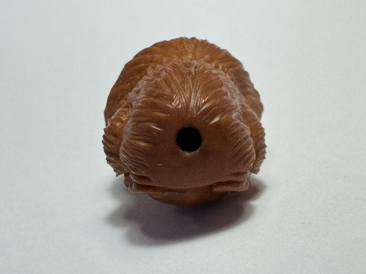 零元拍：橄榄核雕 爱心拉布布 高 2.3CM，宽 1.6CM，厚度 1.4CM