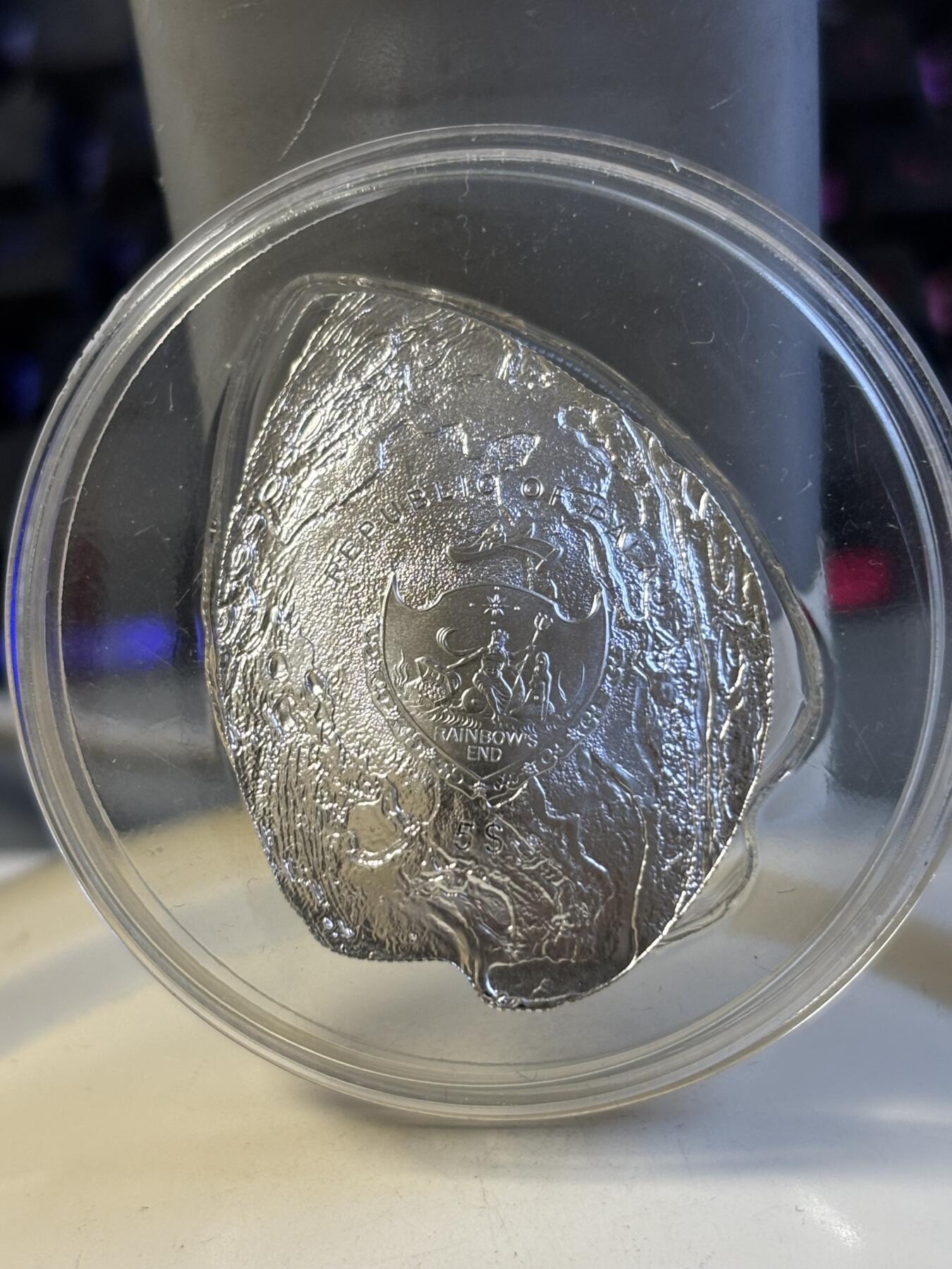 第181期拍卖 帕劳2012年彩鲍含珠精制鲍鱼贝壳幻彩镶珍珠银币带证书，999银，25克，发行2000枚