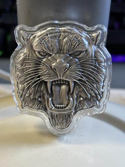 第181期拍卖 - 纽埃2022年凶猛的老虎2盎司异形仿古纪念银币，999银，发行2000枚