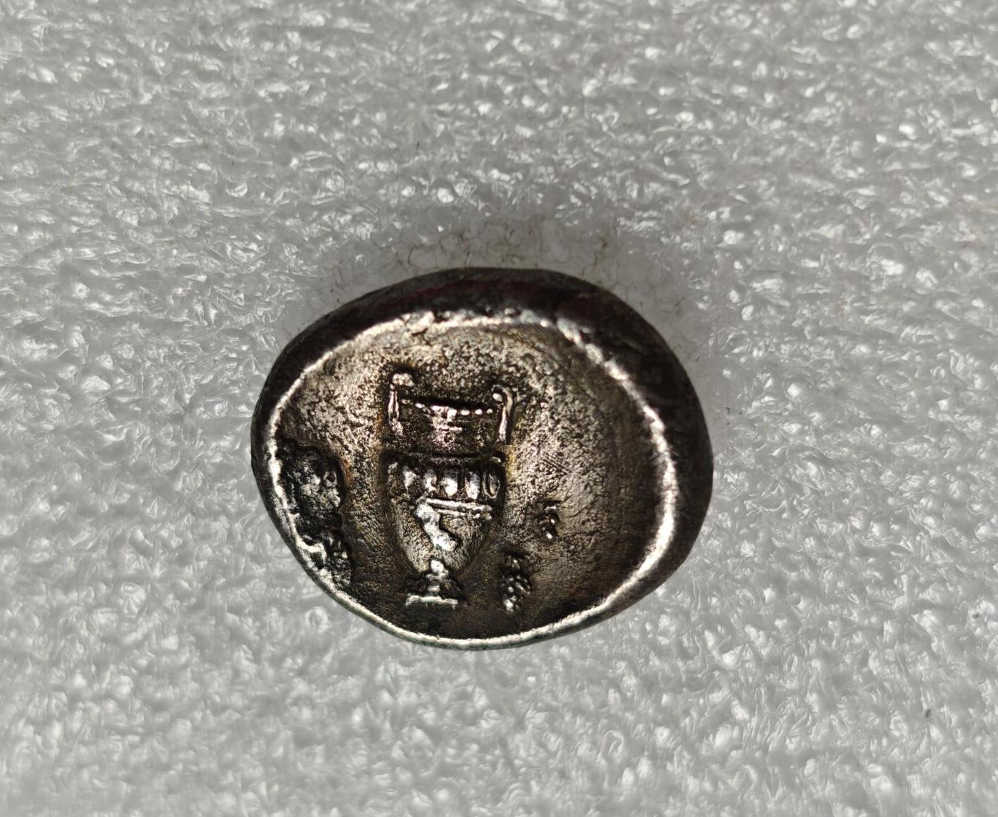 瓶子🏺第216期拍卖会  古希腊银币底比斯（也叫忒拜城）圣战士银标币  公元前368-前364年  正面是重装步兵著名的忒拜盾  背面酒罐是现在欧洲杯的奖杯原型 这枚钱币被制作时底比斯尚沐浴在大败斯巴达的荣光之下，在希腊世界称霸  见证了底比斯的辉煌岁月