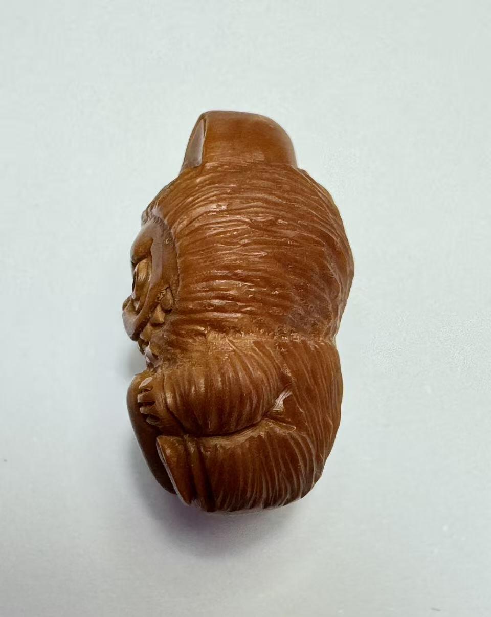 零元拍：橄榄核雕 爱心拉布布 高 2.3CM，宽 1.6CM，厚度 1.4CM