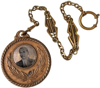 中新泰星2025年秋拍 徽章 纪念章及金银器专场 - 民国国父遗像大型铜质挂牌一件