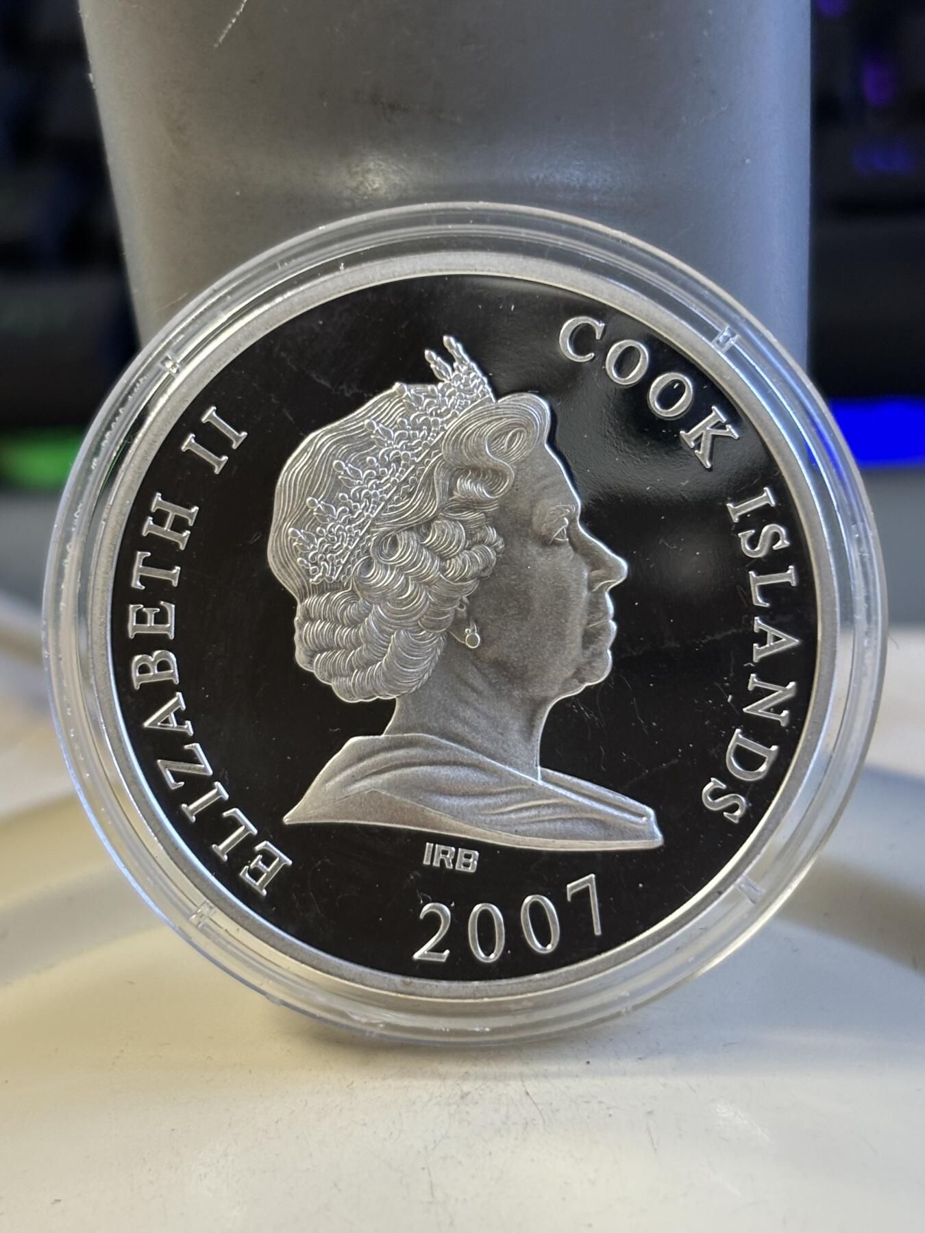 第181期拍卖 获奖库克2007年奇观系列复活节岛巨石像立体银币，999银，1盎司，发行量5000枚，世界上最美的25种钱币第三名，塑料盒有破