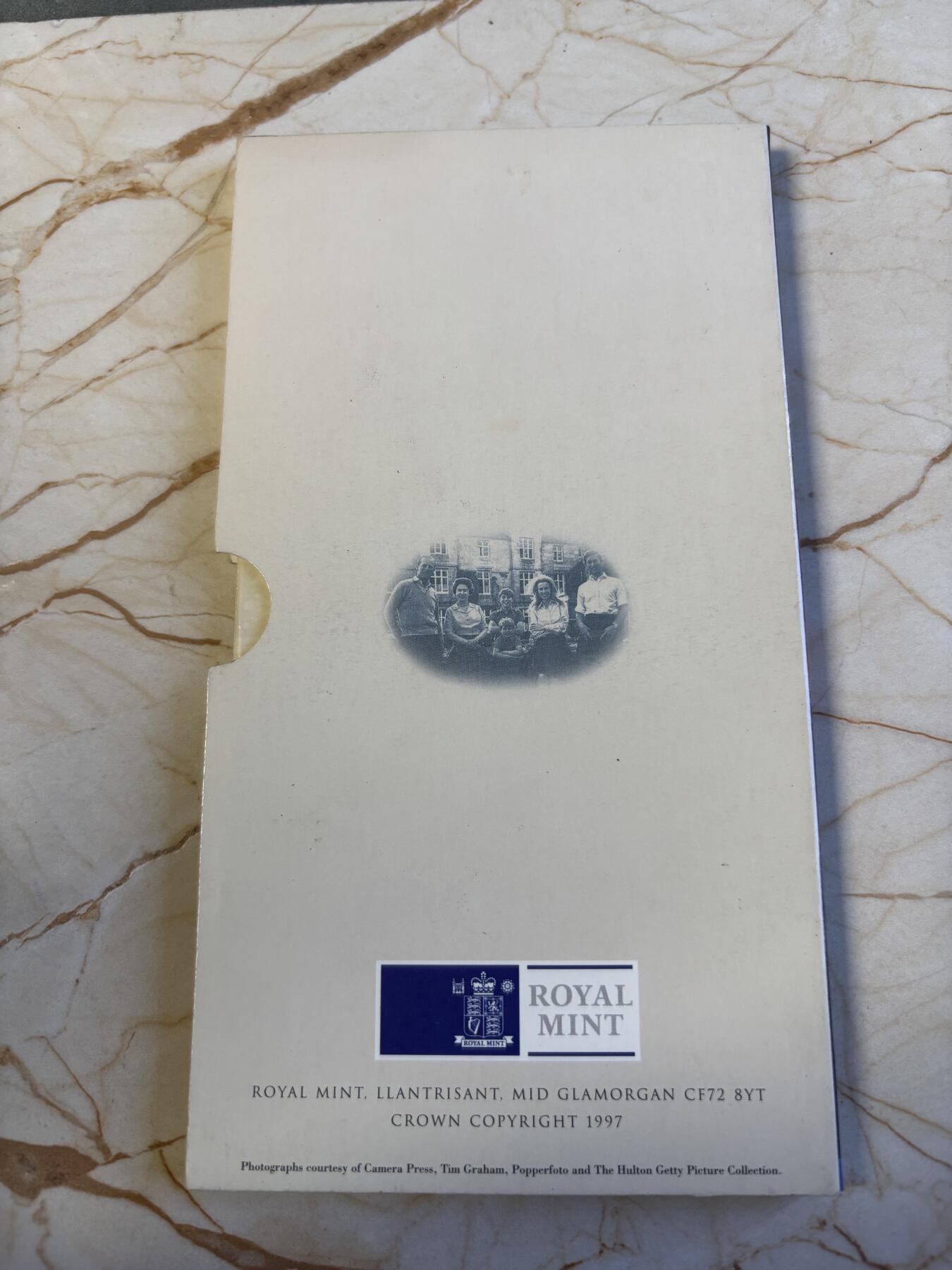 第181期拍卖 英国1997年女王金婚5镑克朗型纪念币册装