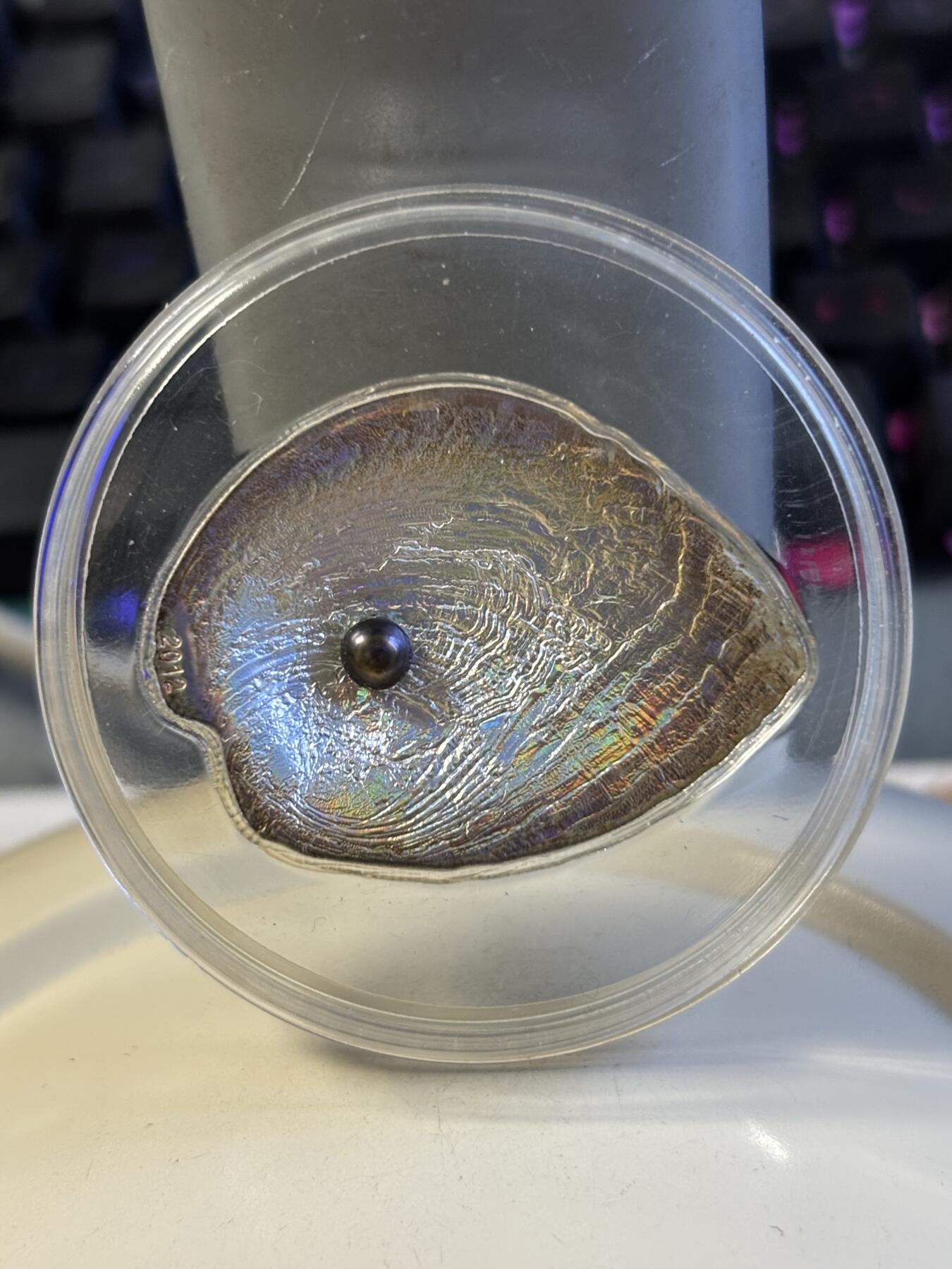 第181期拍卖 帕劳2012年彩鲍含珠精制鲍鱼贝壳幻彩镶珍珠银币带证书，999银，25克，发行2000枚