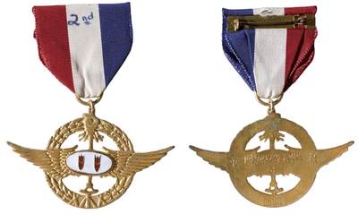 中新泰星2025年秋拍 徽章 纪念章及金银器专场 - 中华民国空军二等宣威奖章（样章）一枚