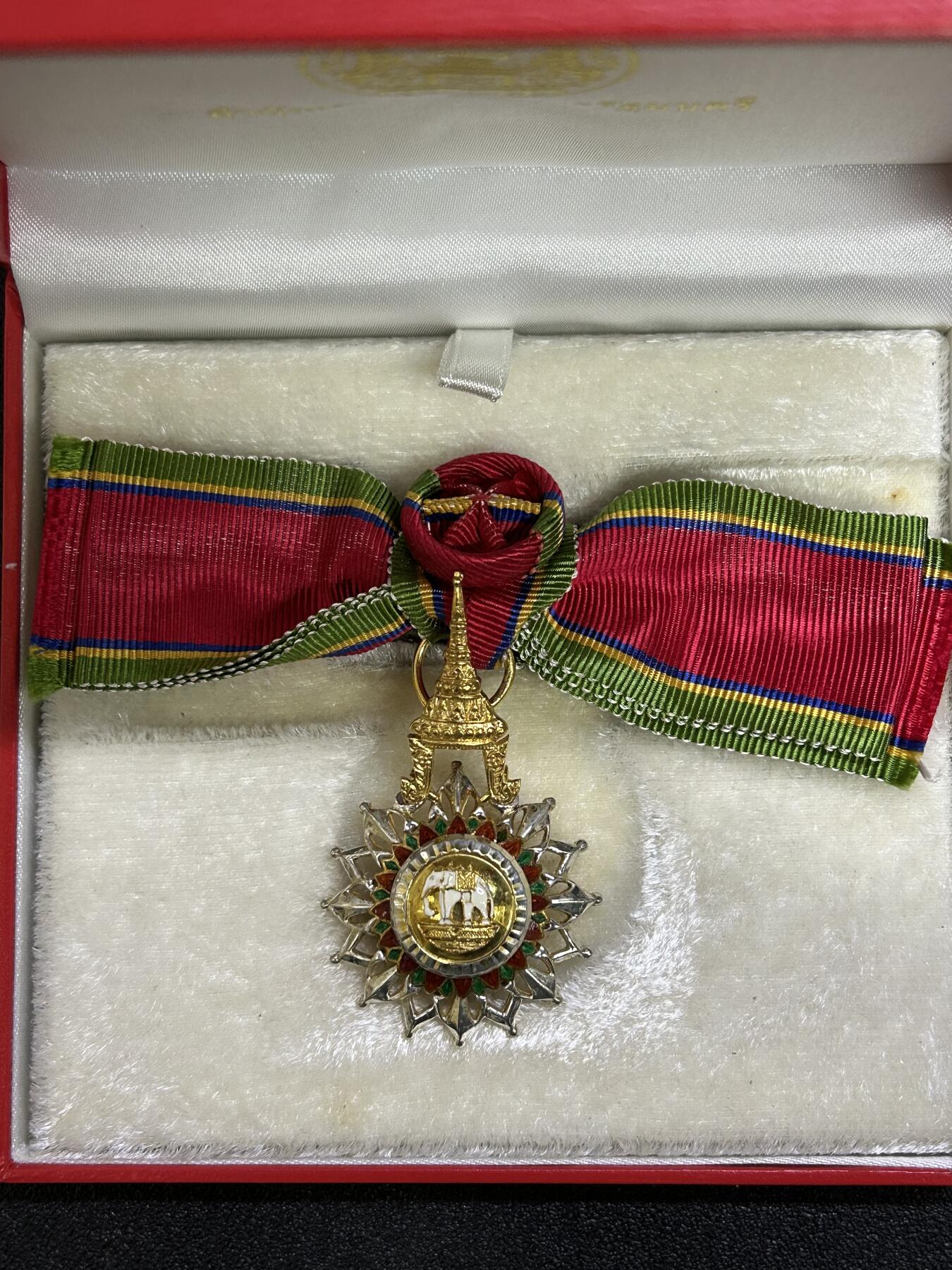 西秦中古拍卖第六十五期 泰国军官级白象勋章 银制 女性版 带原盒