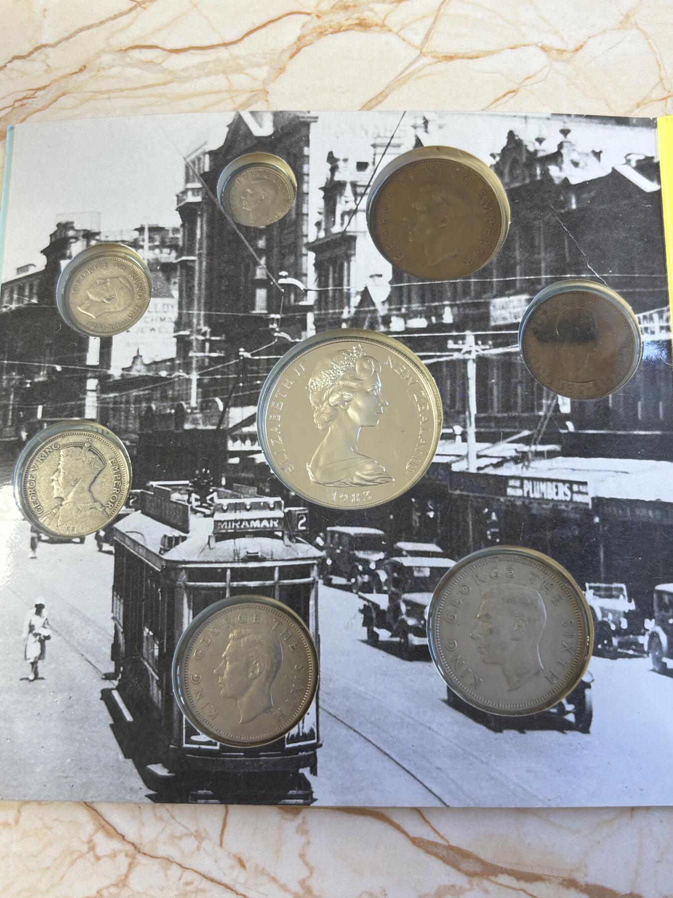 第181期拍卖 册装新西兰 1934-1983年 8枚精装套币 含2枚纪念银币，大银币含银925，重28.28克，1935年的含500银，5.65克，银价差不多340