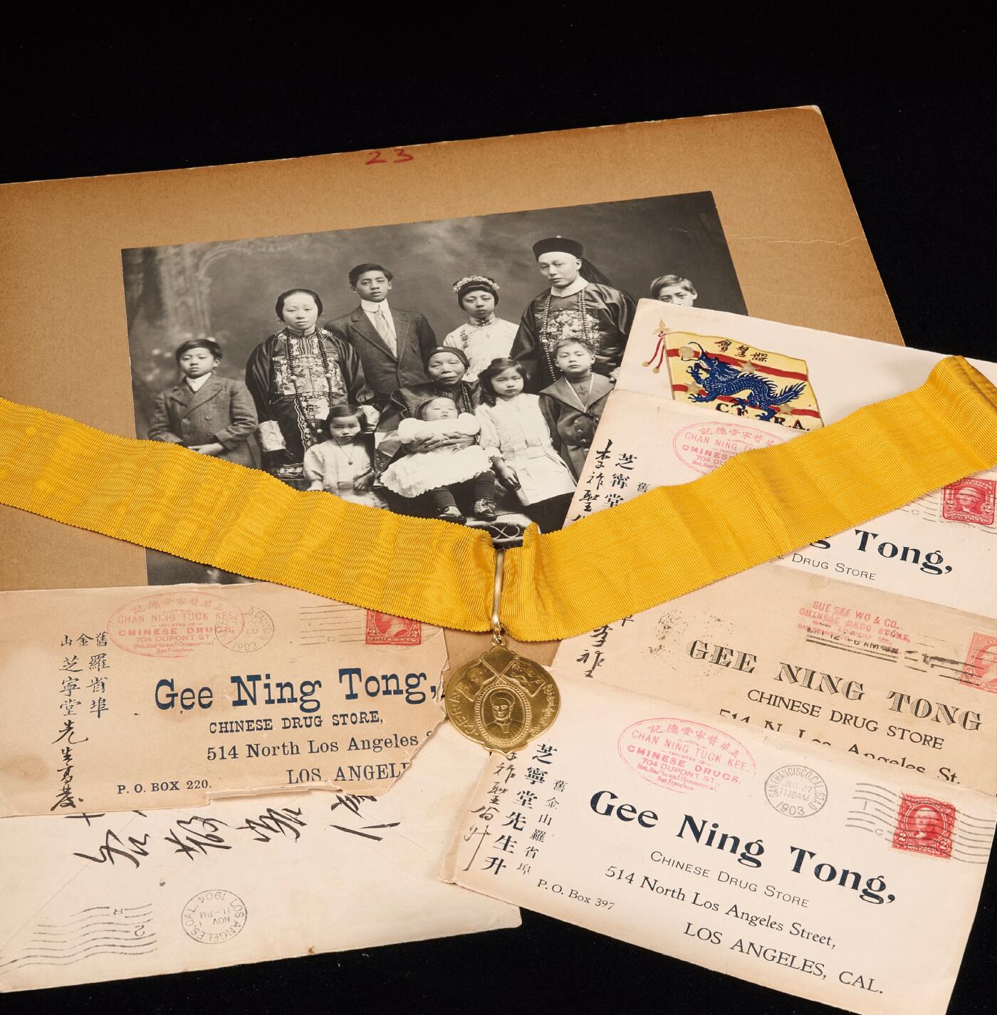 中新泰星2025年秋拍 徽章 纪念章及金银器专场 清代加拿大华侨代表“李梦九”获保皇会光绪像保皇会金质纪念章及照片文献材料一组