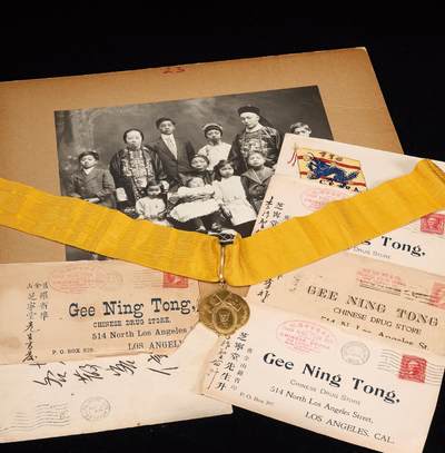 中新泰星2025年秋拍 徽章 纪念章及金银器专场 - 清代加拿大华侨代表“李梦九”获保皇会光绪像保皇会金质纪念章及照片文献材料一组