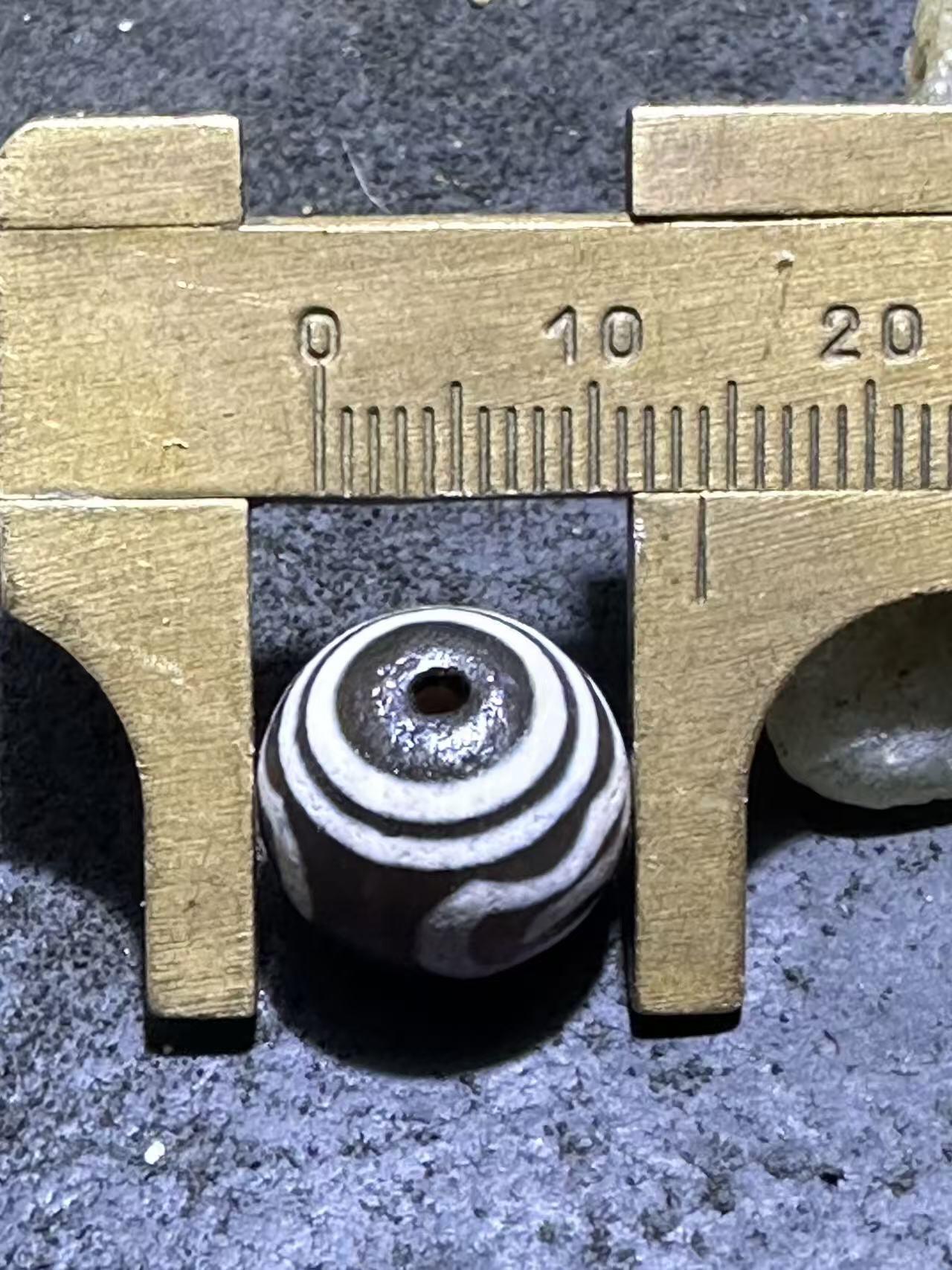 仅此一颗，精品藏传灰色大鹏天珠一颗，，