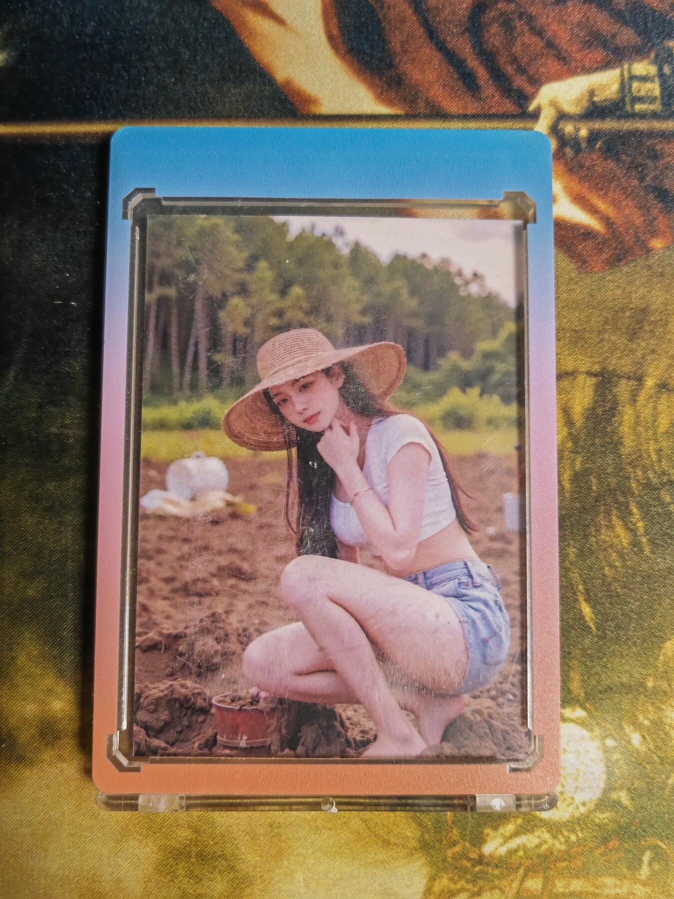 阳大大卡牌拍卖第82期（持续收拍品，周五晚上九点截拍，进群福利早知道） 美女户外采风卡1-5  带4个彩色卡砖