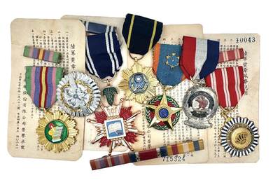 中新泰星2025年秋拍 徽章 纪念章及金银器专场 - 民国空军少将获颁勋章一组