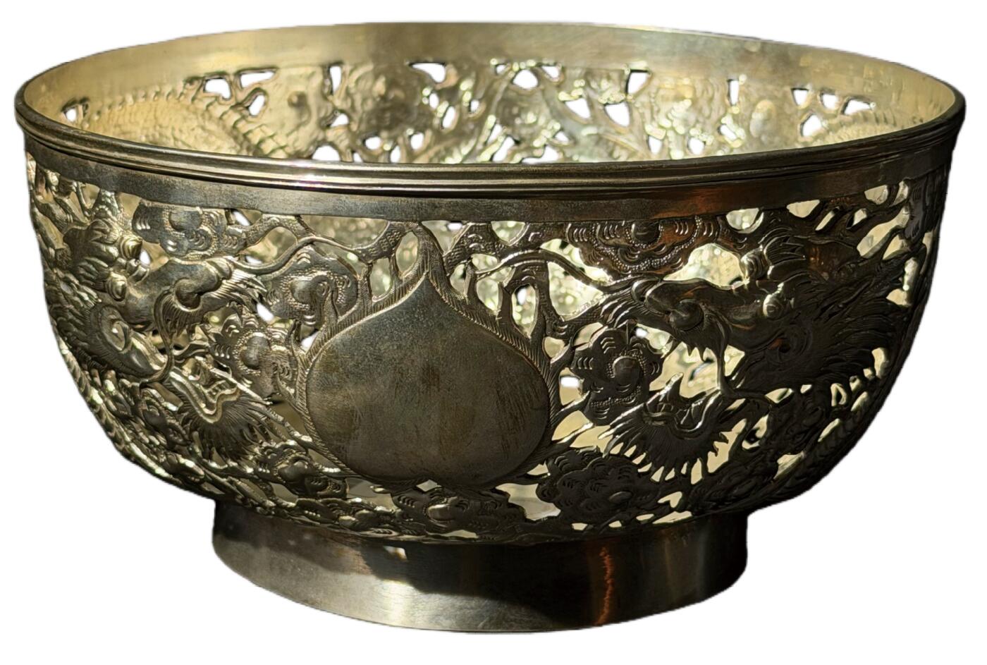 中新泰星2025年秋拍 钱币纪念章专场 清代十三行镂空高浮雕龙纹大型银碗一件