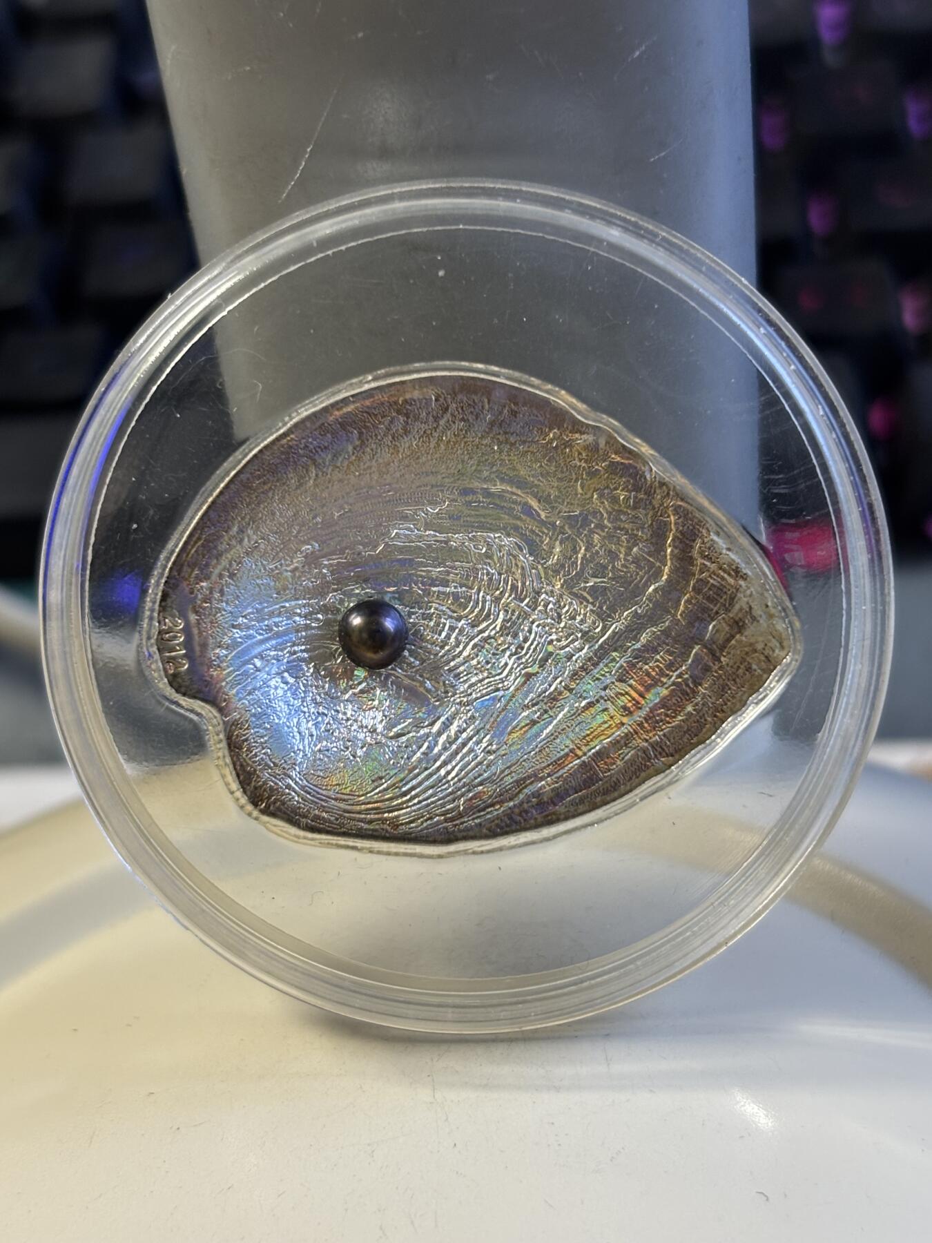 第181期拍卖 帕劳2012年彩鲍含珠精制鲍鱼贝壳幻彩镶珍珠银币带证书，999银，25克，发行2000枚