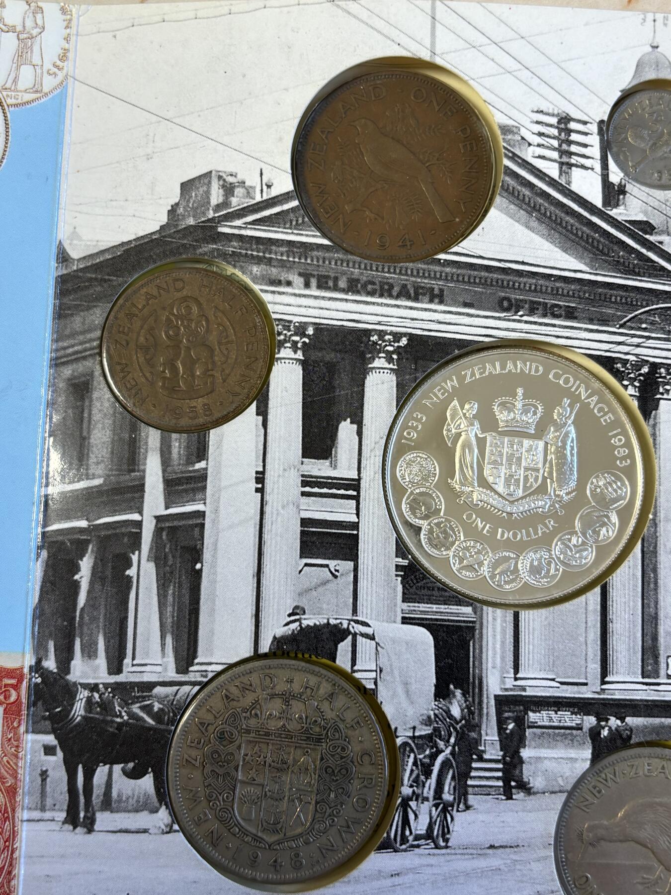 第181期拍卖 册装新西兰 1934-1983年 8枚精装套币 含2枚纪念银币，大银币含银925，重28.28克，1935年的含500银，5.65克，银价差不多340