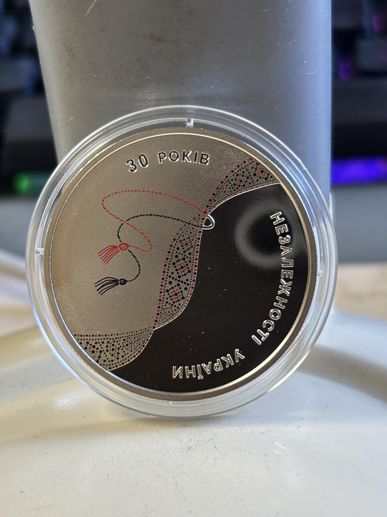 第181期拍卖 获奖卡装乌克兰2021年独立30周年彩色铜镍纪念币，获克劳斯2023年度最佳艺术币大奖