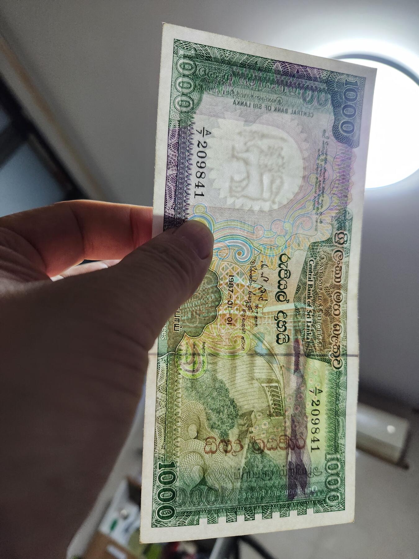 11月14号晚上8点 外国纸币自动截拍第56场 斯里兰卡1987年1000极美品稀少