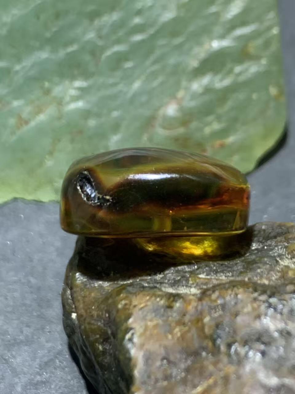 乌克兰蜜蜡随形通货吊坠一个，