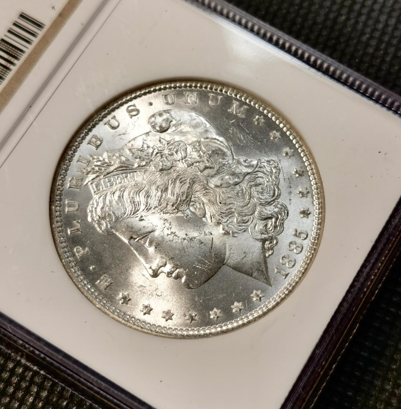 甄臻铺-世界币章拍卖（第39期）送拍享返佣金等优惠多多 NGC-MS64 1885年美国摩根，小白盒，手感不错，币面干净