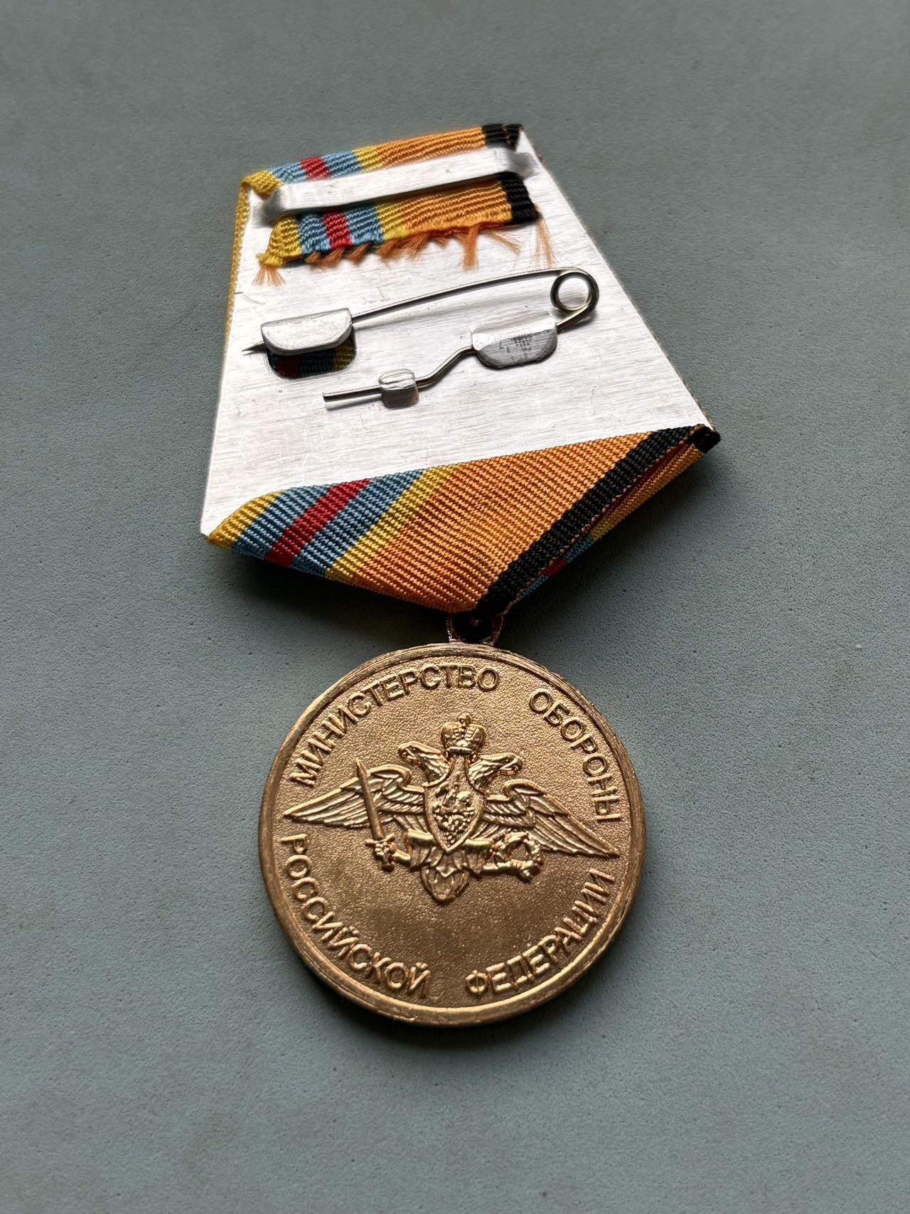 盛世勋华——号角文化勋章邮票专场拍卖第290期 俄罗斯“库塔霍夫空军元帅奖章”，2014年8月7日由俄罗斯联邦国防部第560号命令设立，是2014年俄军新增的6枚奖章之一。 授予对象：空军专业高等教育训练的现役官兵， 为空军发展作出重大贡献的预备役/退役军人；协助空军任务的联邦官员、军工企业人员及盟国人员等。