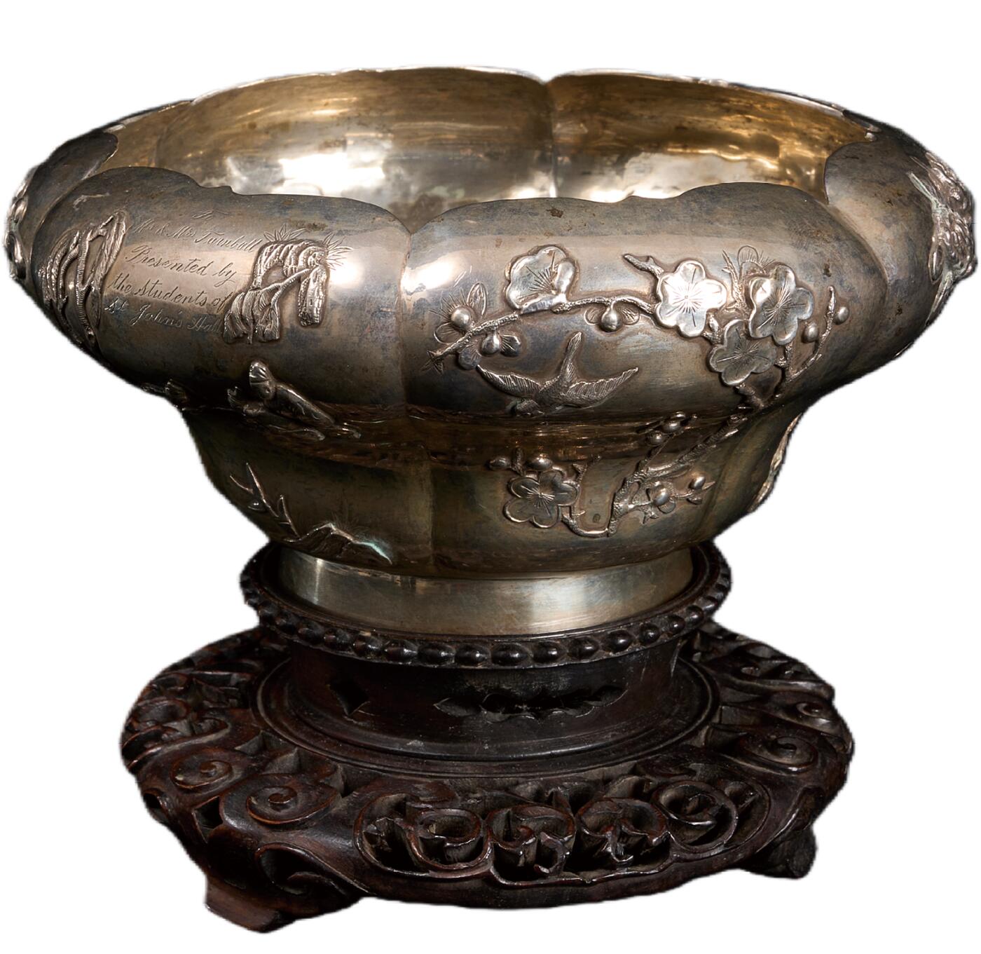 中新泰星2025年秋拍 徽章 纪念章及金银器专场 清代上海圣约翰大学学生赠“Tumbull夫妇 ”银质花盆一件