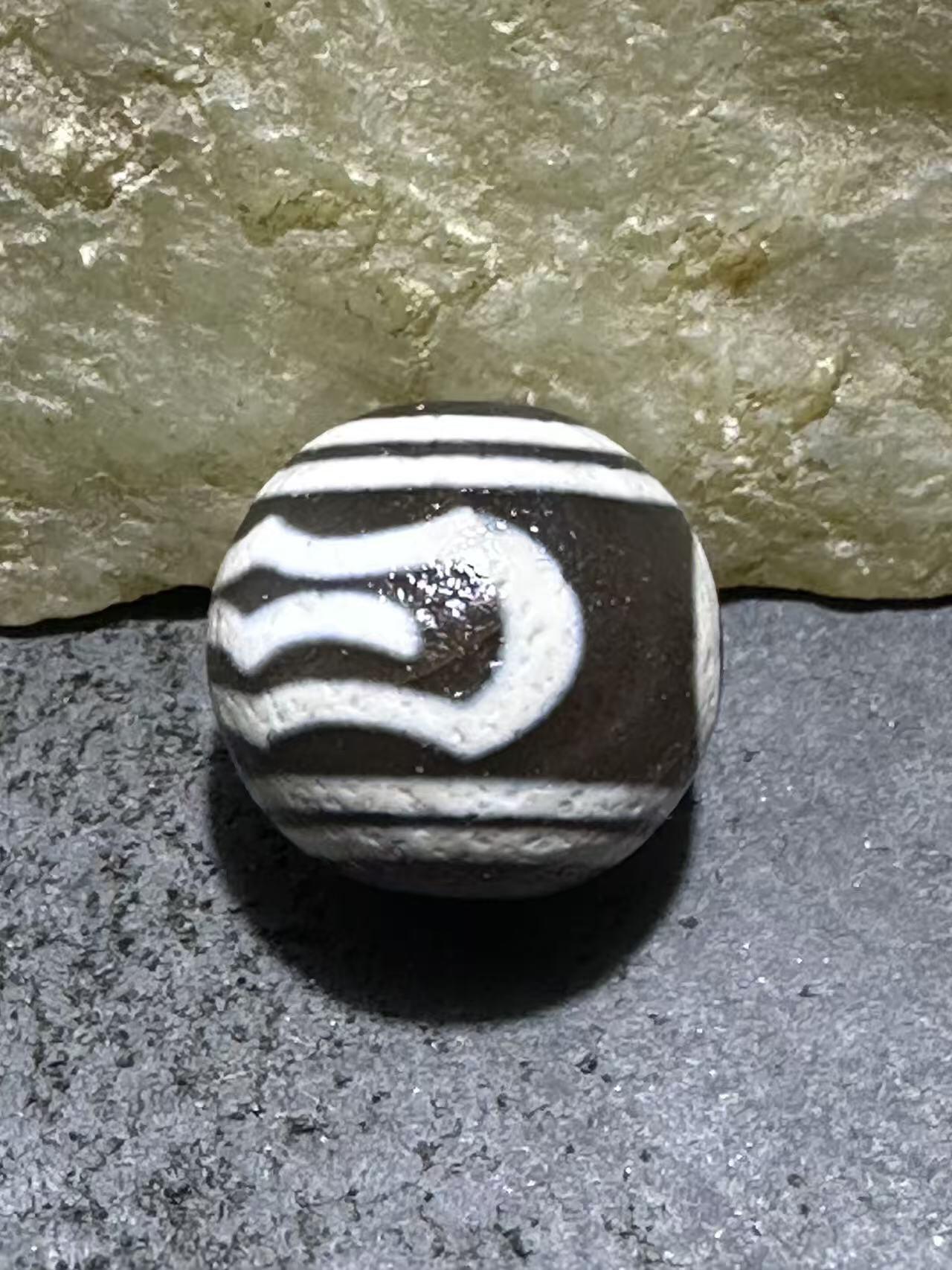 仅此一颗，精品藏传灰色大鹏天珠一颗，，