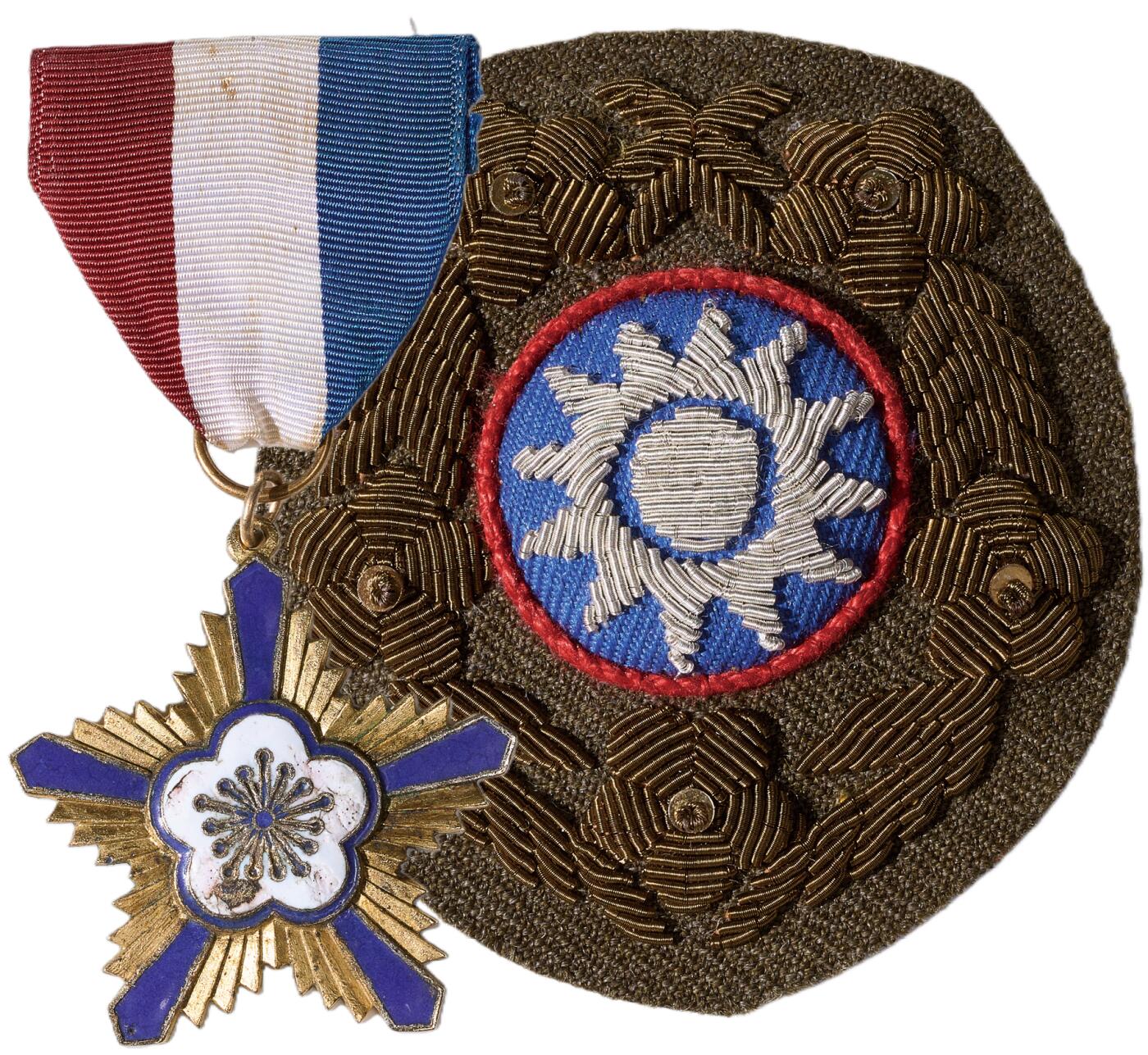 中新泰星2025年秋拍 徽章 纪念章及金银器专场 国民政府军事委员会奖章及帽徽两件一组