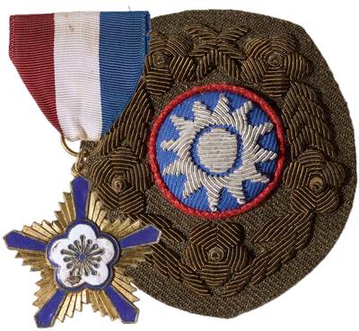 中新泰星2025年秋拍 徽章 纪念章及金银器专场 - 国民政府军事委员会奖章及帽徽两件一组