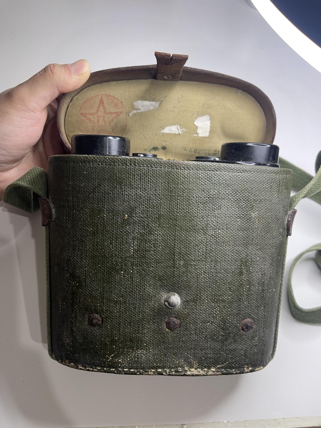 新时代收藏徽章红藏拍卖(第二十八场)  徽章纸品证书杂项 62式望远镜8x30 带一个6x30的盒子 光学效果良好 通透