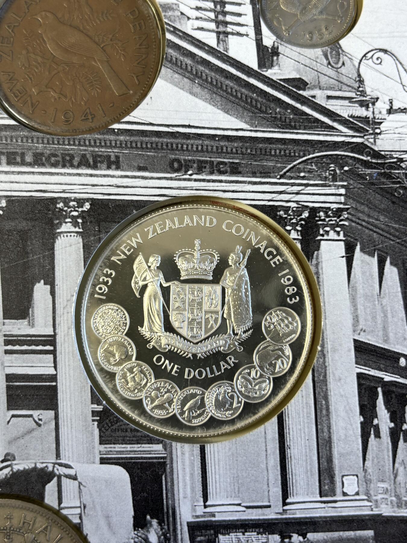 第181期拍卖 册装新西兰 1934-1983年 8枚精装套币 含2枚纪念银币，大银币含银925，重28.28克，1935年的含500银，5.65克，银价差不多340