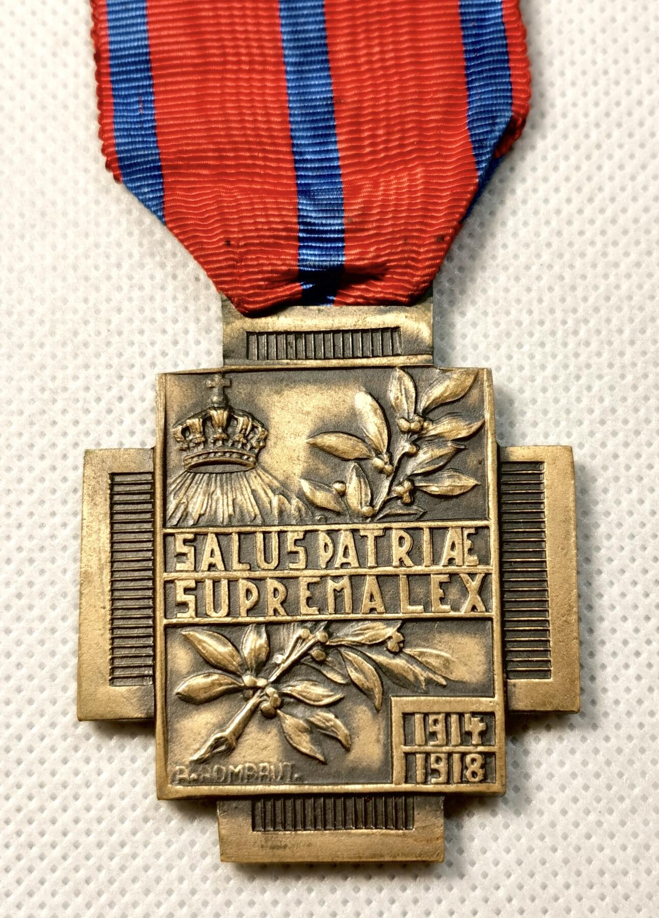 甄臻铺-世界币章拍卖（第39期）送拍享返佣金等优惠多多 具体信息没查到应该是是炮击伤员勇敢奖章，头盔有狮子版本  红蓝绶带  铜