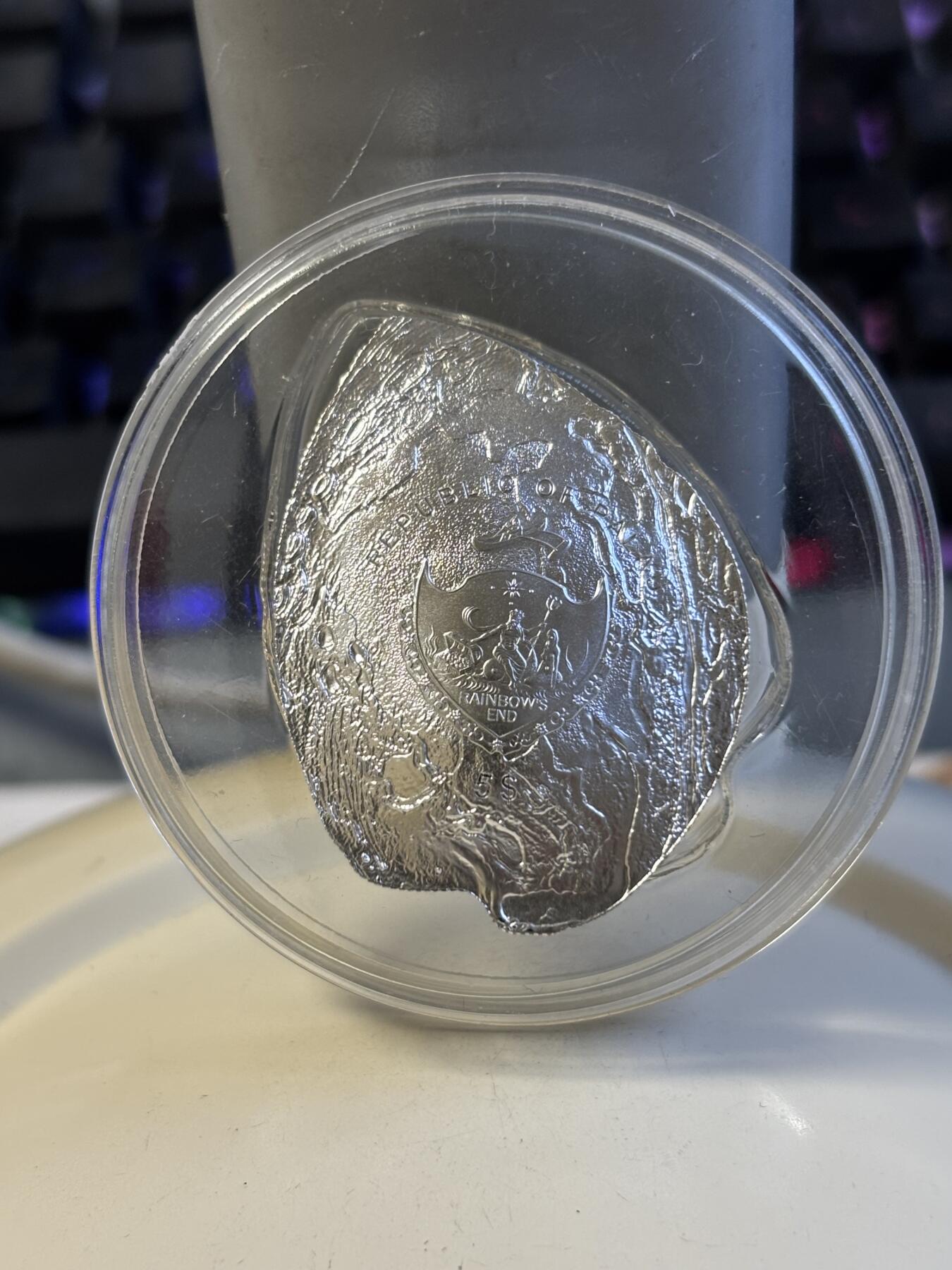 第181期拍卖 帕劳2012年彩鲍含珠精制鲍鱼贝壳幻彩镶珍珠银币带证书，999银，25克，发行2000枚