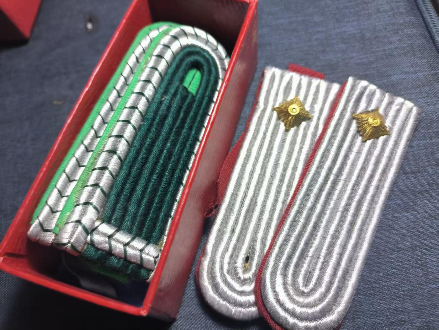 罗岚⭐爱藏⭐精品专拍第七场-分享拍场赚佣（周六有群拍，详细看简介） 民主德国人民军、边防警察定制肩章盒一套  国家安全部（史塔西）少尉 边防准尉警察肩章