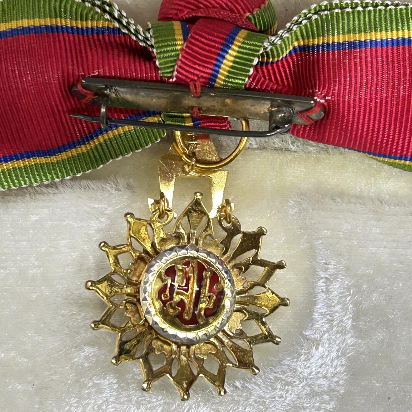 西秦中古拍卖第六十五期 泰国军官级白象勋章 银制 女性版 带原盒