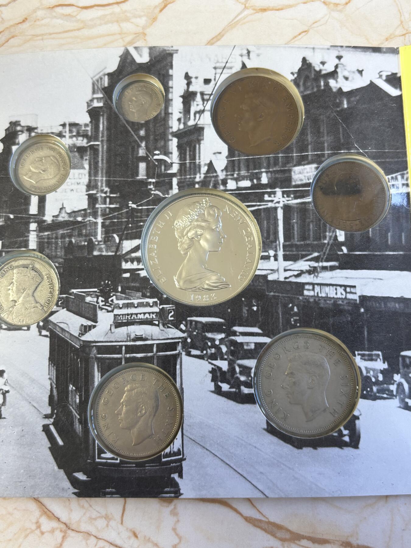 第181期拍卖 册装新西兰 1934-1983年 8枚精装套币 含2枚纪念银币，大银币含银925，重28.28克，1935年的含500银，5.65克，银价差不多340