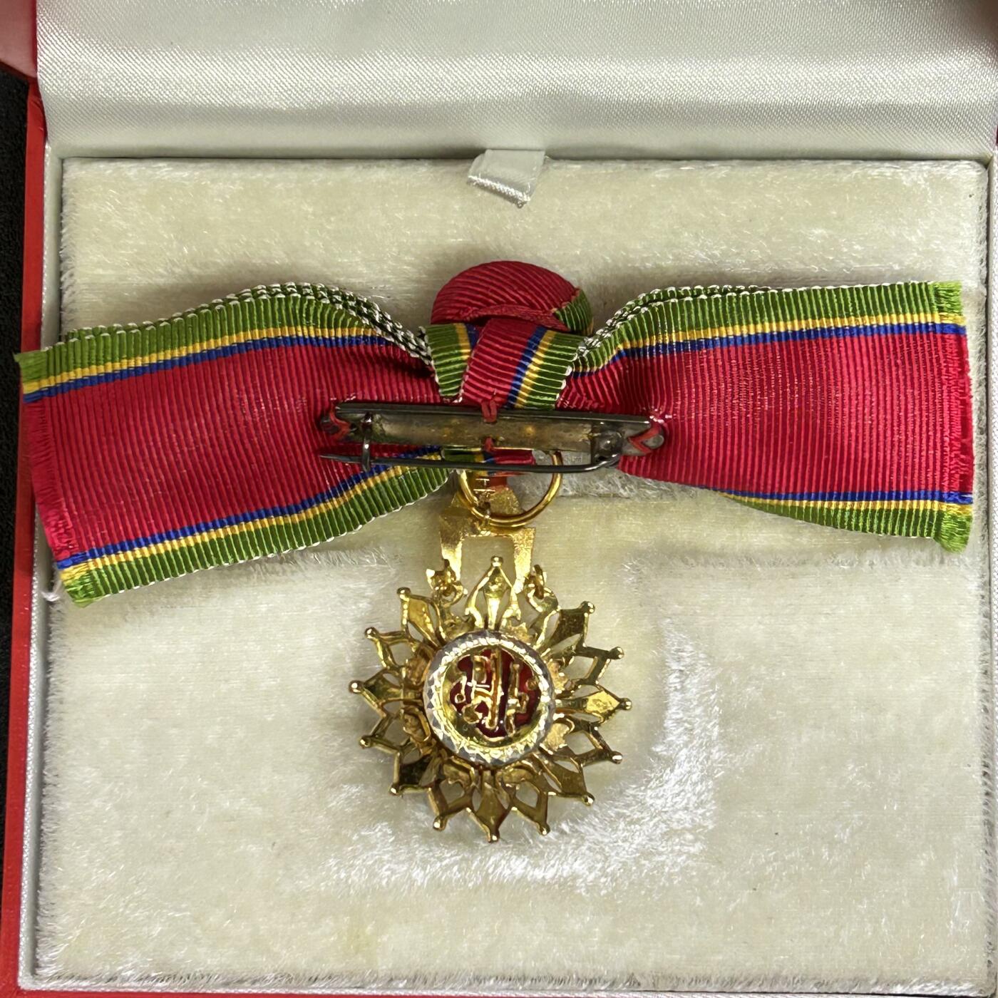 西秦中古拍卖第六十五期 泰国军官级白象勋章 银制 女性版 带原盒