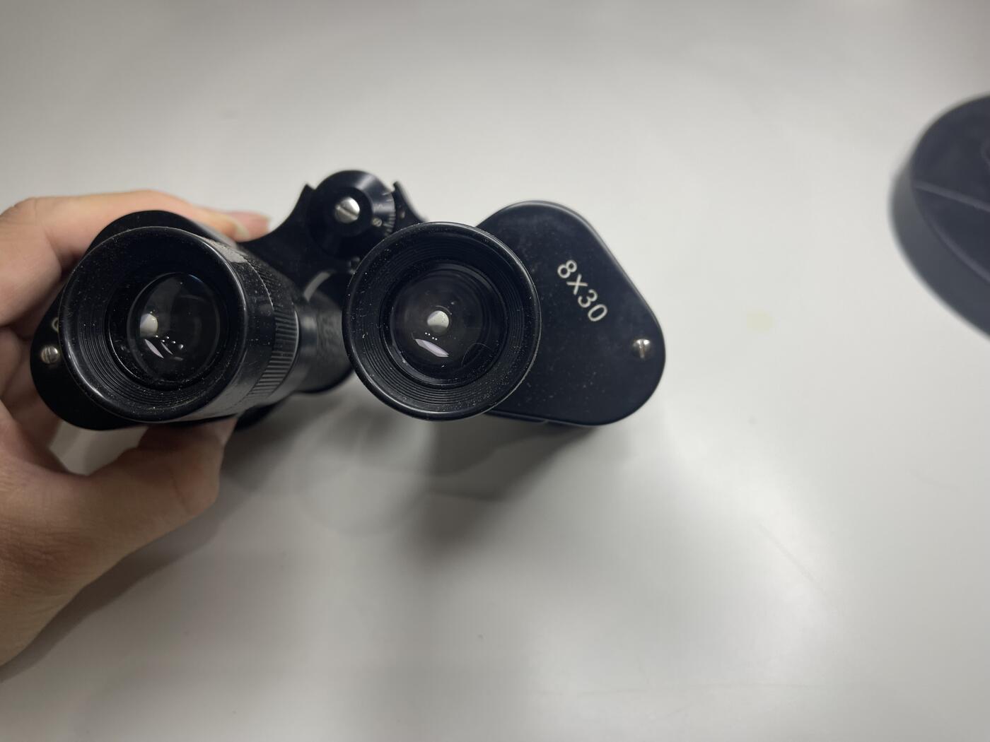 新时代收藏徽章红藏拍卖(第二十八场)  徽章纸品证书杂项 62式望远镜8x30 带一个6x30的盒子 光学效果良好 通透