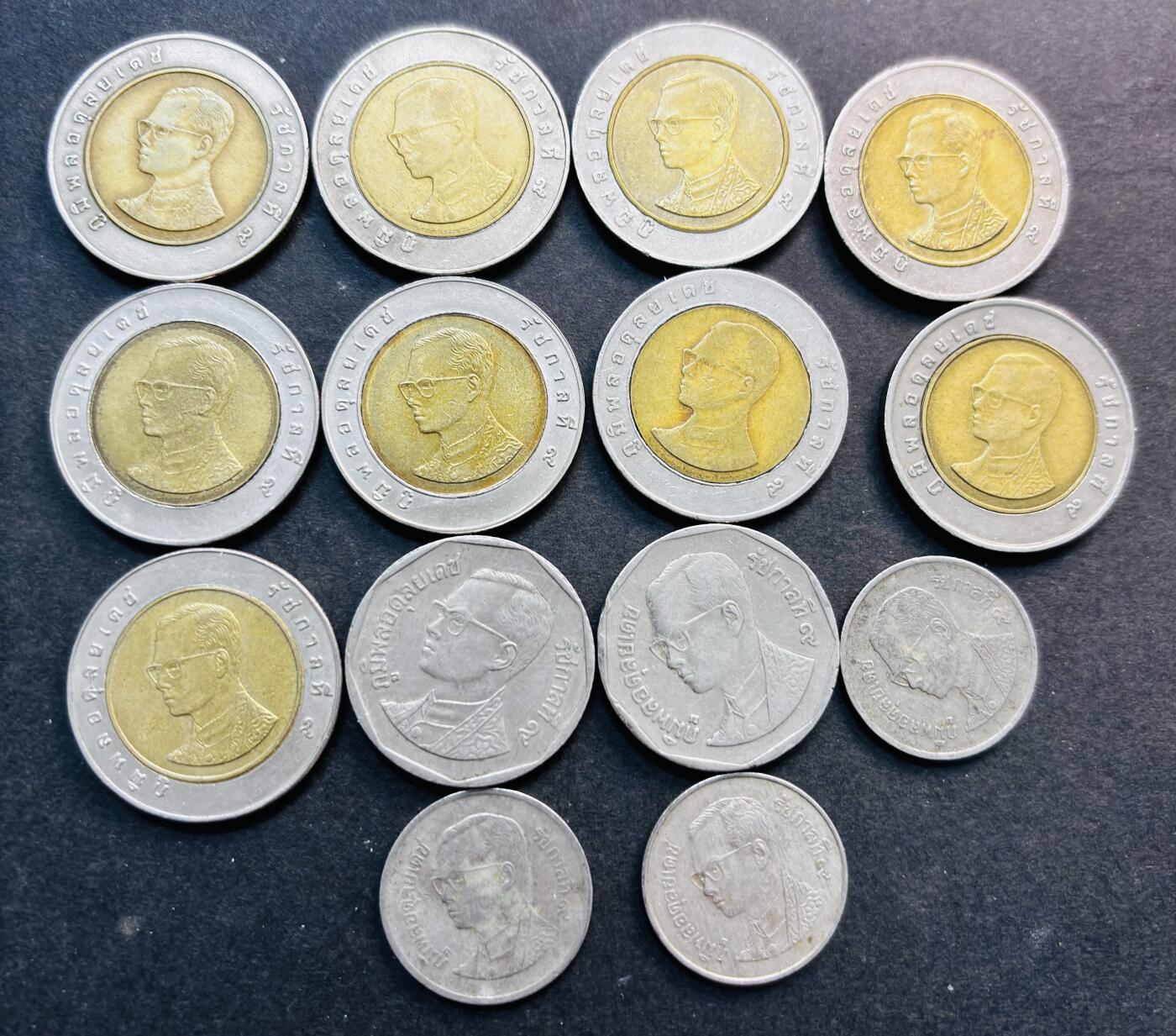 文馨钱币收藏第 281 场，【 长期接收代拍品】银元，银币，套币，纸币专场（本场截拍后休息三天，19 号发货） 泰国青年国王 14 枚，包含 9 枚 10 泰铢双色纪念币