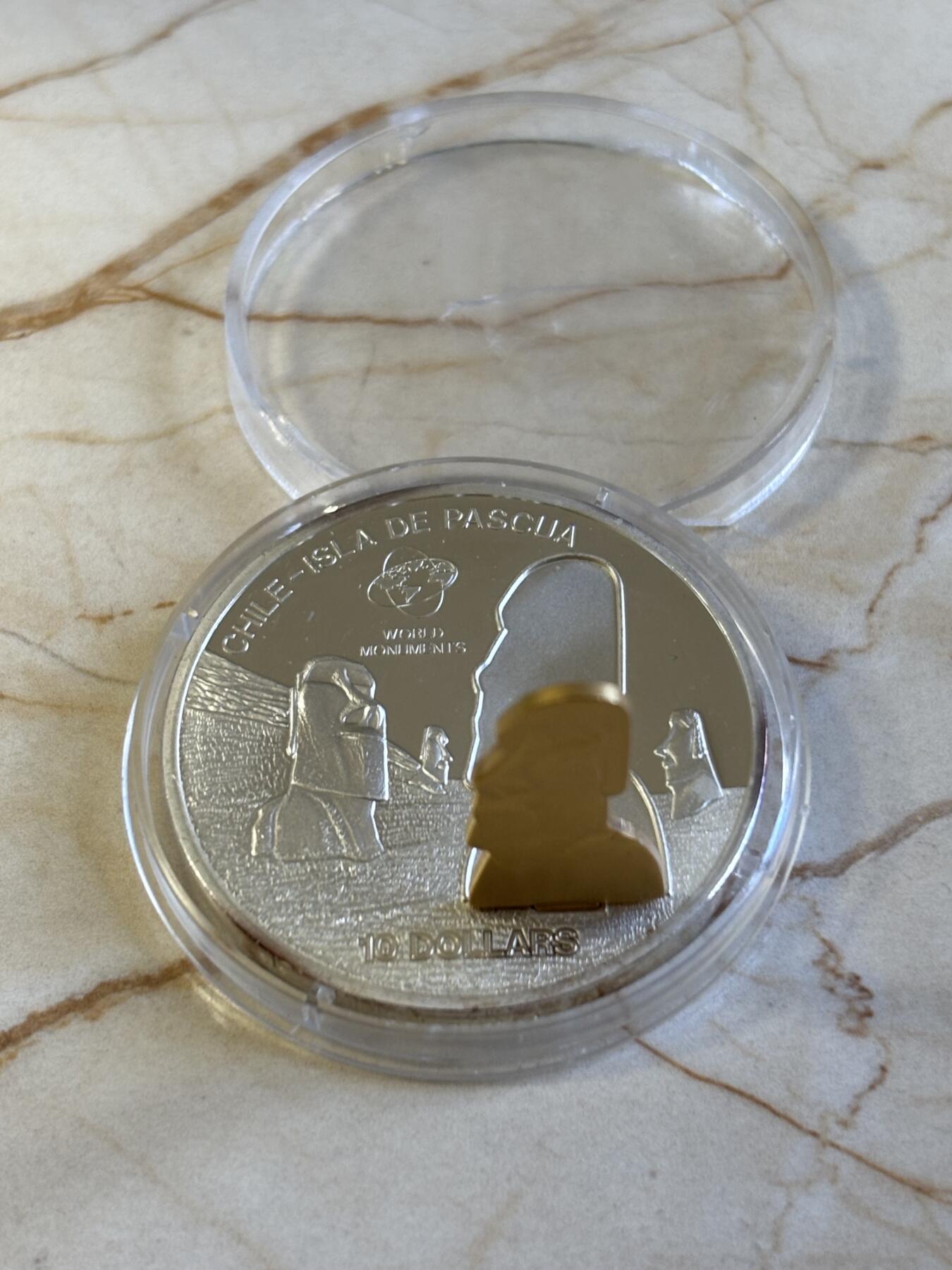 第181期拍卖 获奖库克2007年奇观系列复活节岛巨石像立体银币，999银，1盎司，发行量5000枚，世界上最美的25种钱币第三名，塑料盒有破