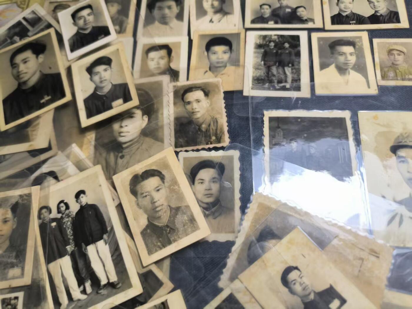 罗岚⭐爱藏⭐精品专拍第七场-分享拍场赚佣（周六有群拍，详细看简介） 解放军21份照片，贺卡，和解放军慰问手册 一套一个家族的 全塑封处理 含部分军装照、佩戴抗美等奖章照片  